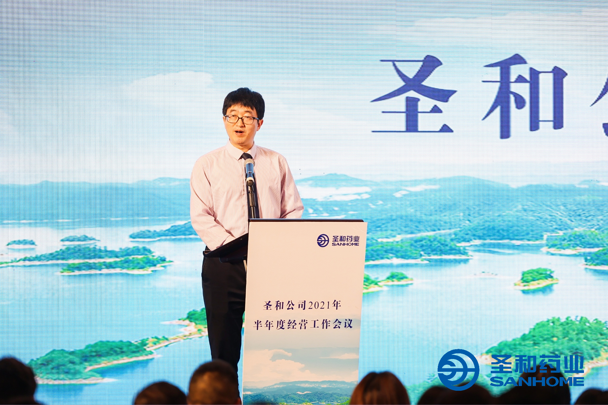 趙立文主持1.jpg 趙立文主持1.jpg